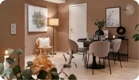 Kompaktowa strefa jadalnia w nowoczesnym mieszkaniu w bloku